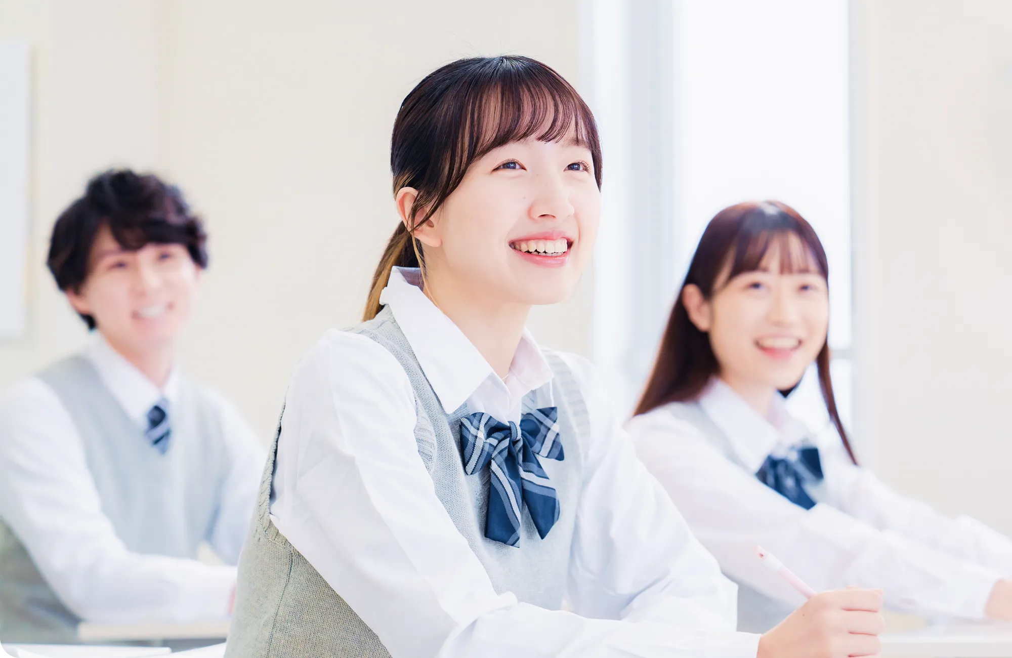 生徒３人が笑顔の写真