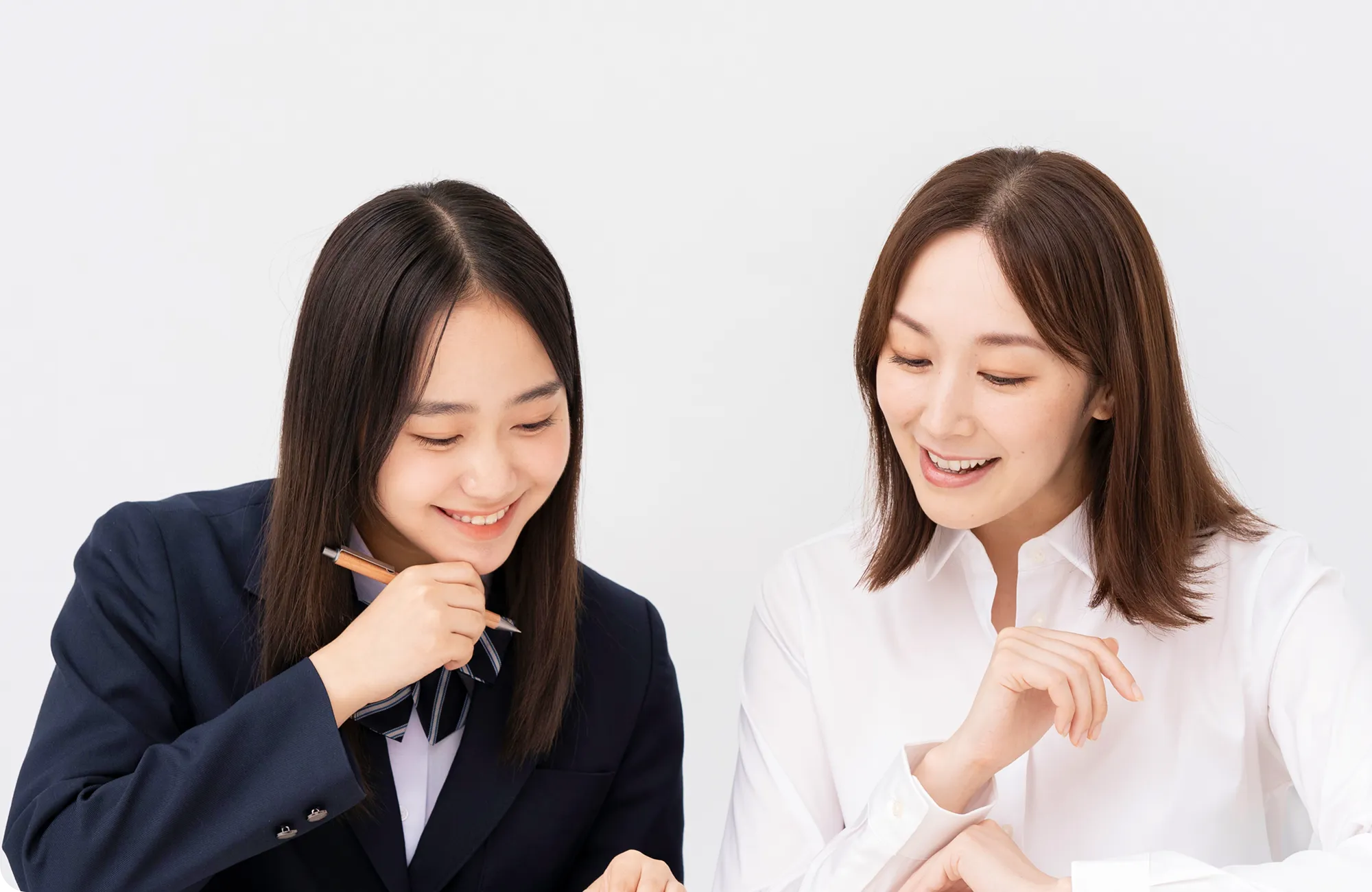 女性教師が女子生徒に個別指導中の写真